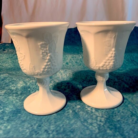 SET TWO WHITE MILK GLASS GOBLETS GRAPE DETAIL VINTAGE - Picture 1 of 8